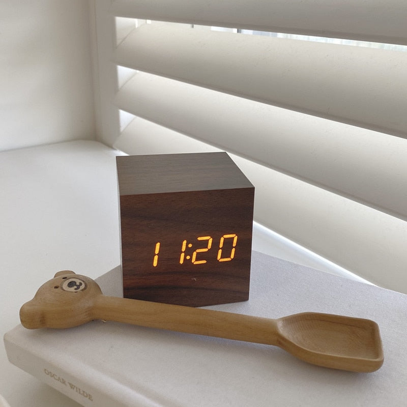 Digitaler Schreibtischwecker aus Holz mit Anzeige von Uhrzeit, Datum und Temperatur