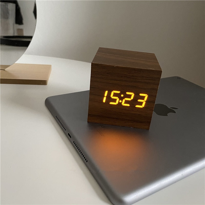 Digitaler Schreibtischwecker aus Holz mit Anzeige von Uhrzeit, Datum und Temperatur