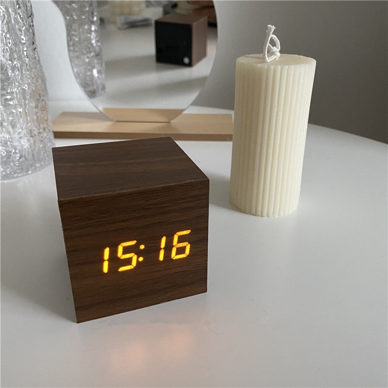 Digitaler Schreibtischwecker aus Holz mit Anzeige von Uhrzeit, Datum und Temperatur