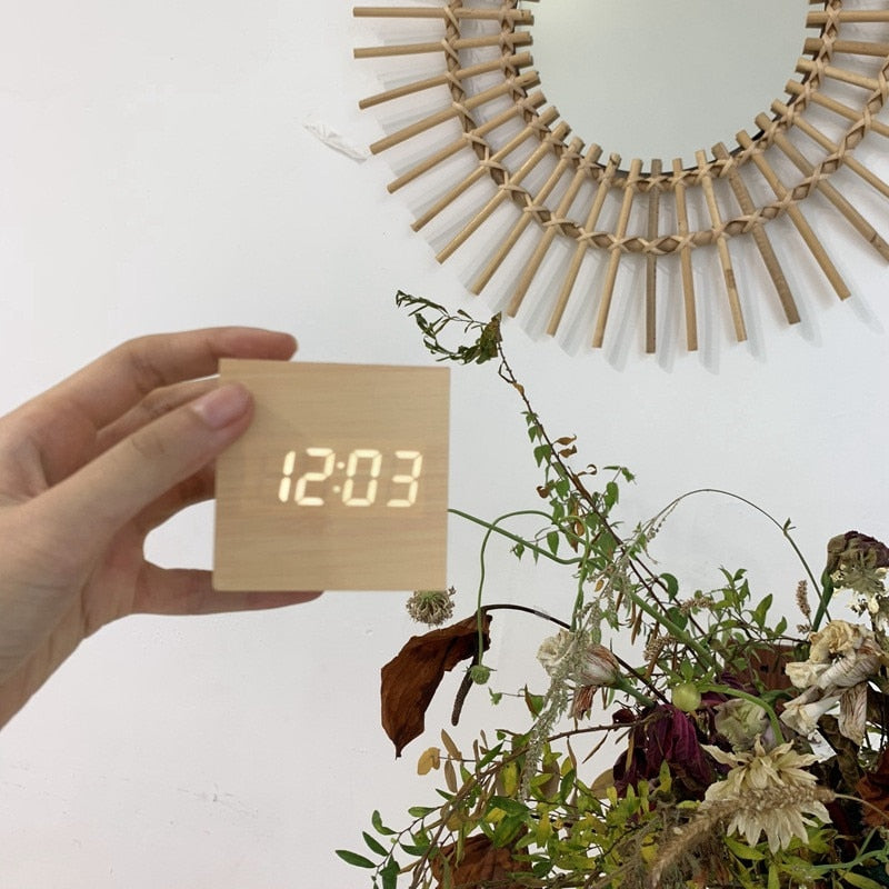 Digitaler Schreibtischwecker aus Holz mit Anzeige von Uhrzeit, Datum und Temperatur