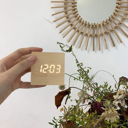 Digitaler Schreibtischwecker aus Holz mit Anzeige von Uhrzeit, Datum und Temperatur