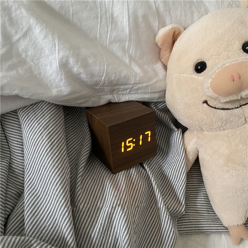 Digitaler Schreibtischwecker aus Holz mit Anzeige von Uhrzeit, Datum und Temperatur