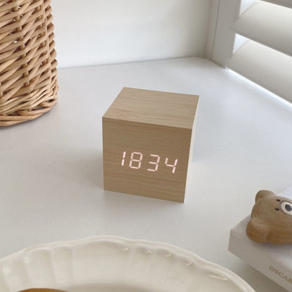 Digitaler Schreibtischwecker aus Holz mit Anzeige von Uhrzeit, Datum und Temperatur