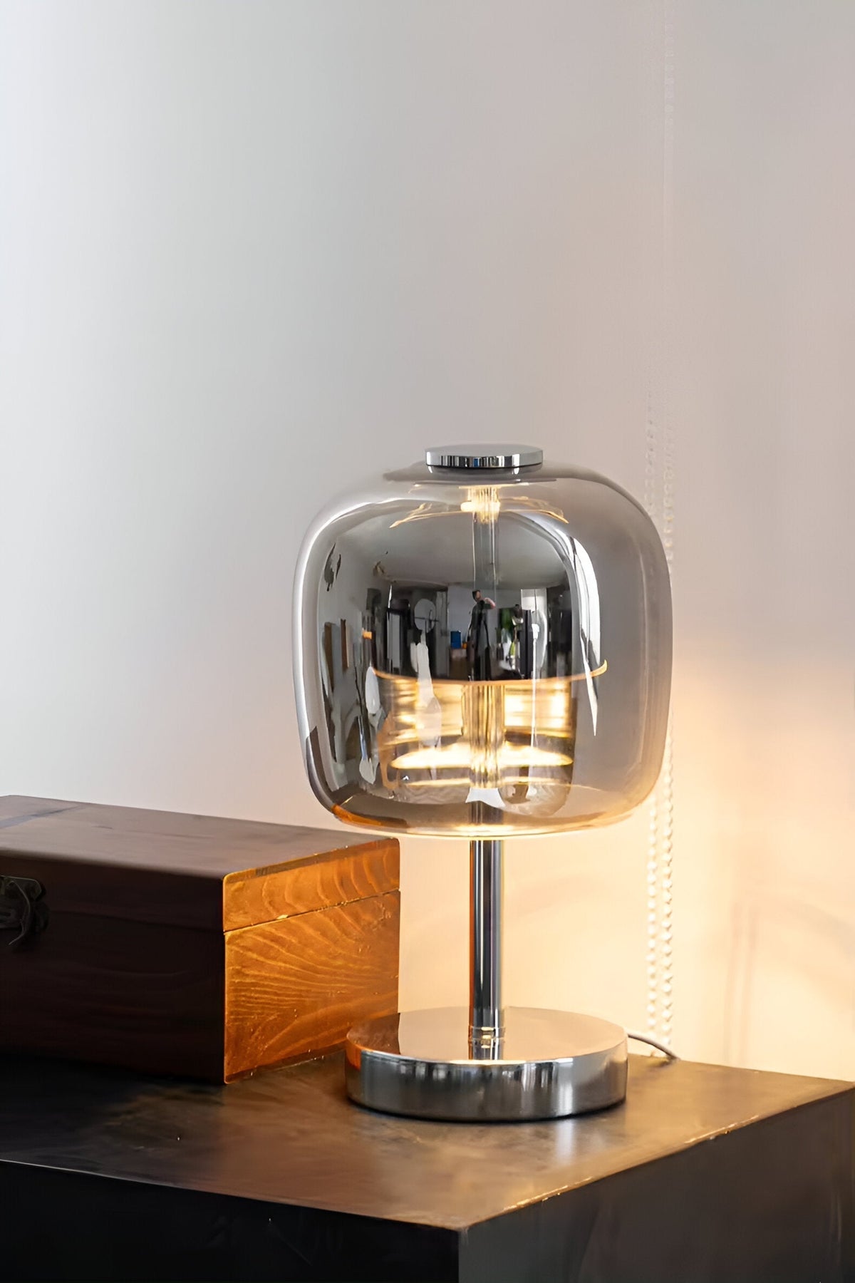 Dæmpbar glasbordlampe med touchbetjening og USB-strøm