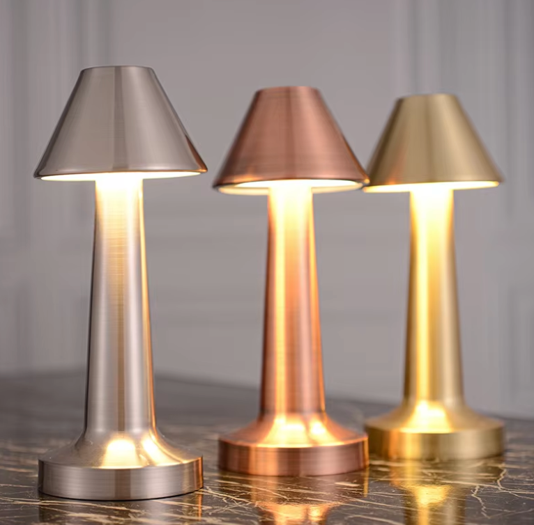 Dæmpbar LED-bordlampe med minimalistisk design og berøringsstyring