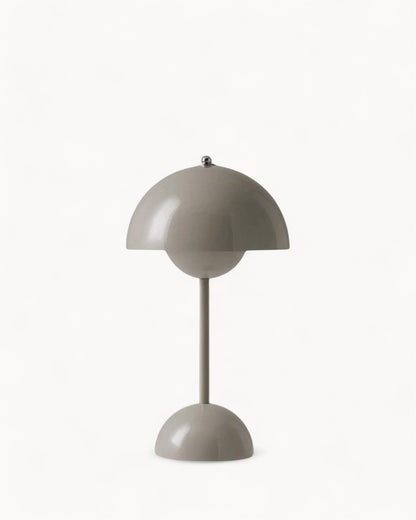 Ściemniana lampa stołowa LED o skandynawskim metalowym designie