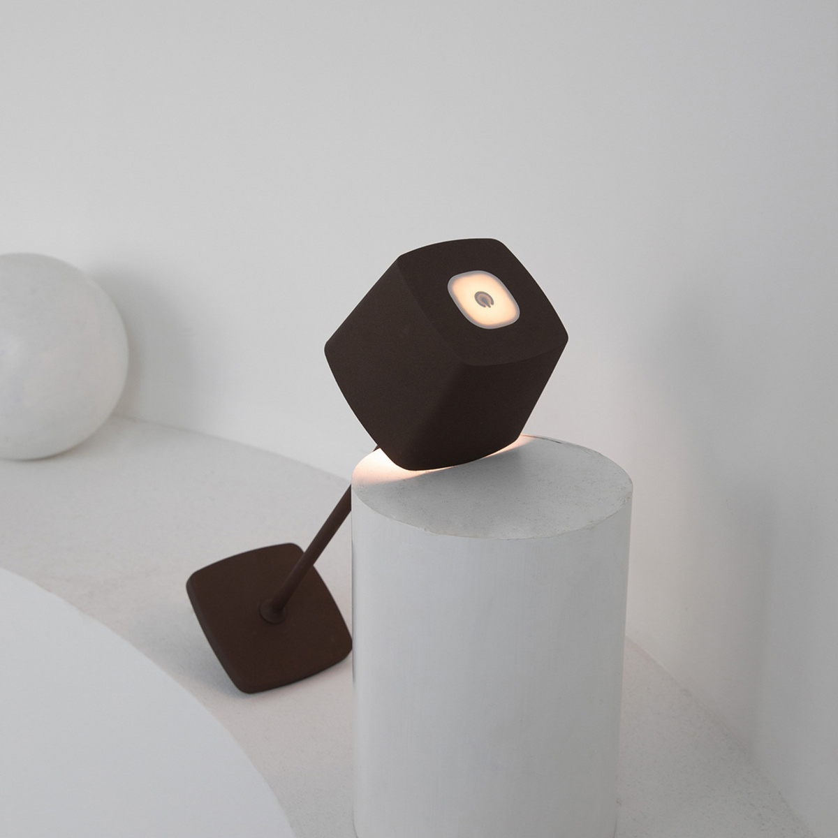 Dimbare draadloze tafellamp met aanraakbediening, aluminium- en acrylontwerp