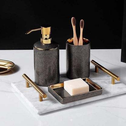 Elegancki ceramiczny zestaw akcesoriów łazienkowych ze złotymi akcentami