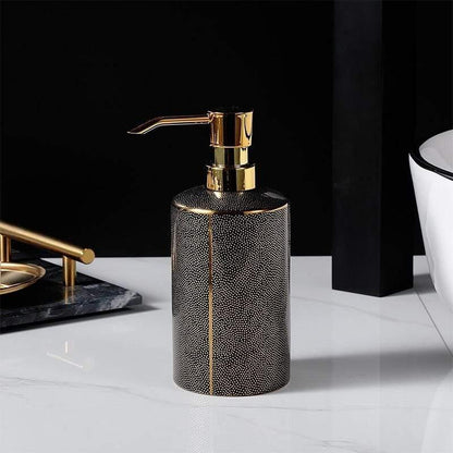 Elegancki ceramiczny zestaw akcesoriów łazienkowych ze złotymi akcentami
