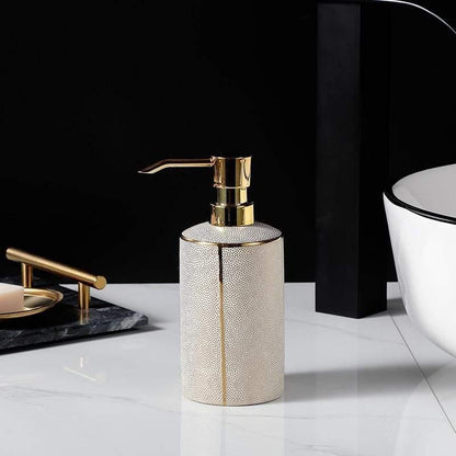 Elegancki ceramiczny zestaw akcesoriów łazienkowych ze złotymi akcentami