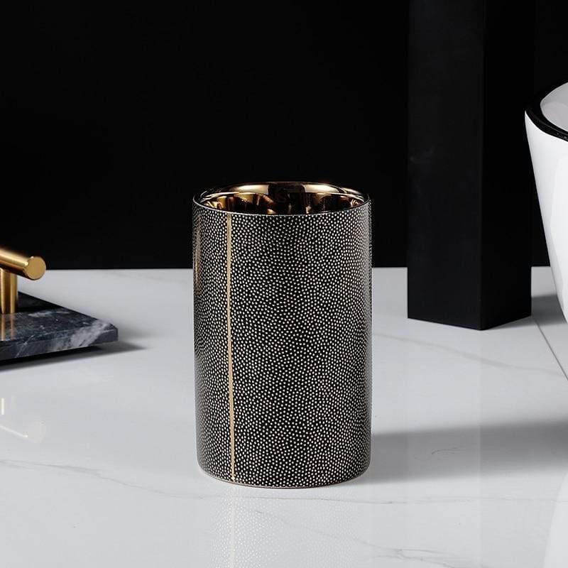 Elegancki ceramiczny zestaw akcesoriów łazienkowych ze złotymi akcentami