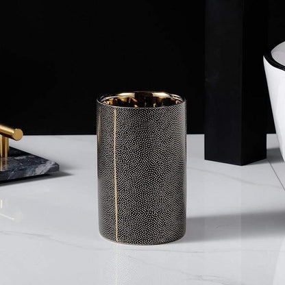 Elegancki ceramiczny zestaw akcesoriów łazienkowych ze złotymi akcentami