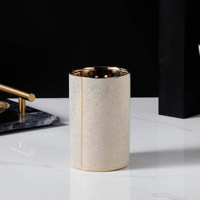 Elegancki ceramiczny zestaw akcesoriów łazienkowych ze złotymi akcentami