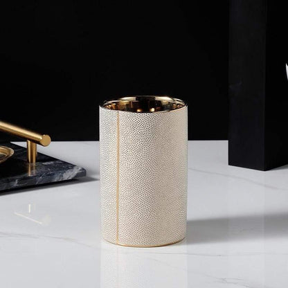 Elegancki ceramiczny zestaw akcesoriów łazienkowych ze złotymi akcentami