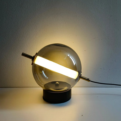 Elegant bordlampe med kugleformet matteret glasskærm og metalfod