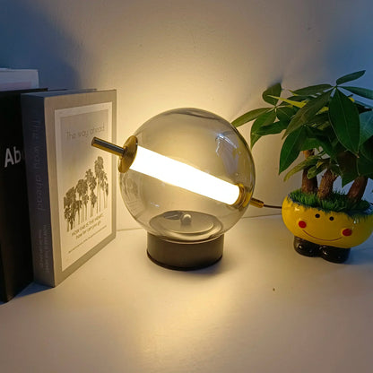 Elegant bordlampe med kugleformet matteret glasskærm og metalfod