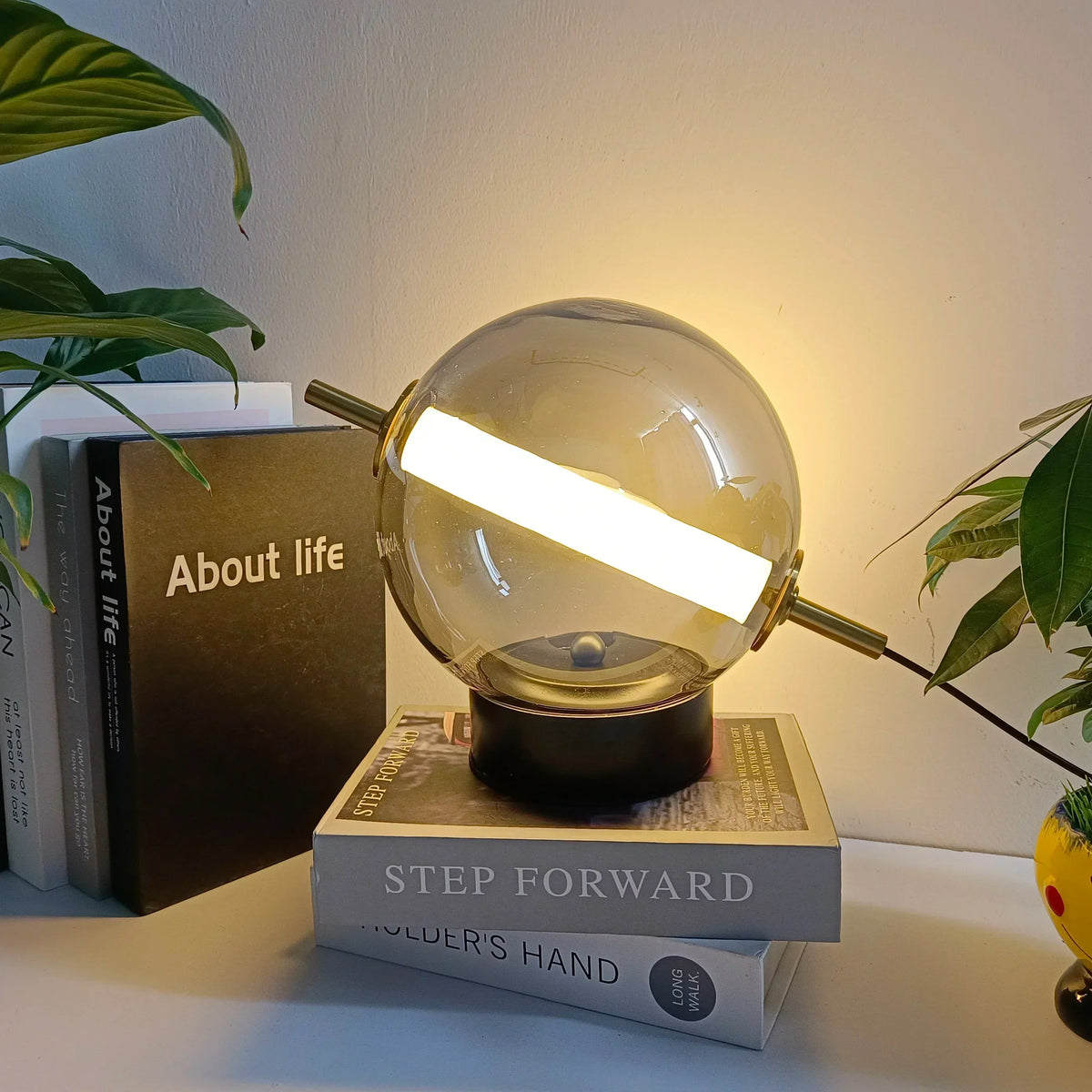Elegant bordlampe med kugleformet matteret glasskærm og metalfod