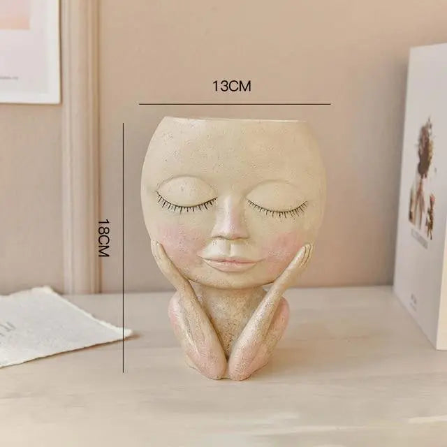Elegant ansigtsplantekrukke i resin med kunstneriske detaljer