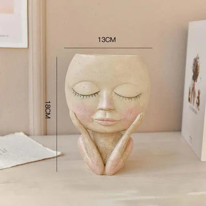 Elegant ansigtsplantekrukke i resin med kunstneriske detaljer