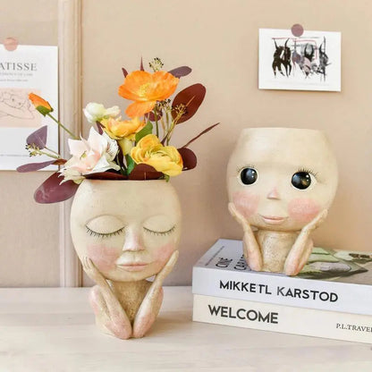Elegant ansigtsplantekrukke i resin med kunstneriske detaljer