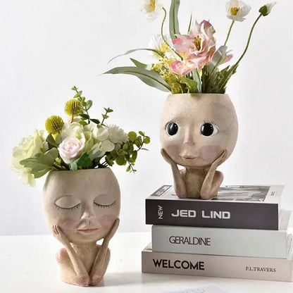 Elegant ansigtsplantekrukke i resin med kunstneriske detaljer
