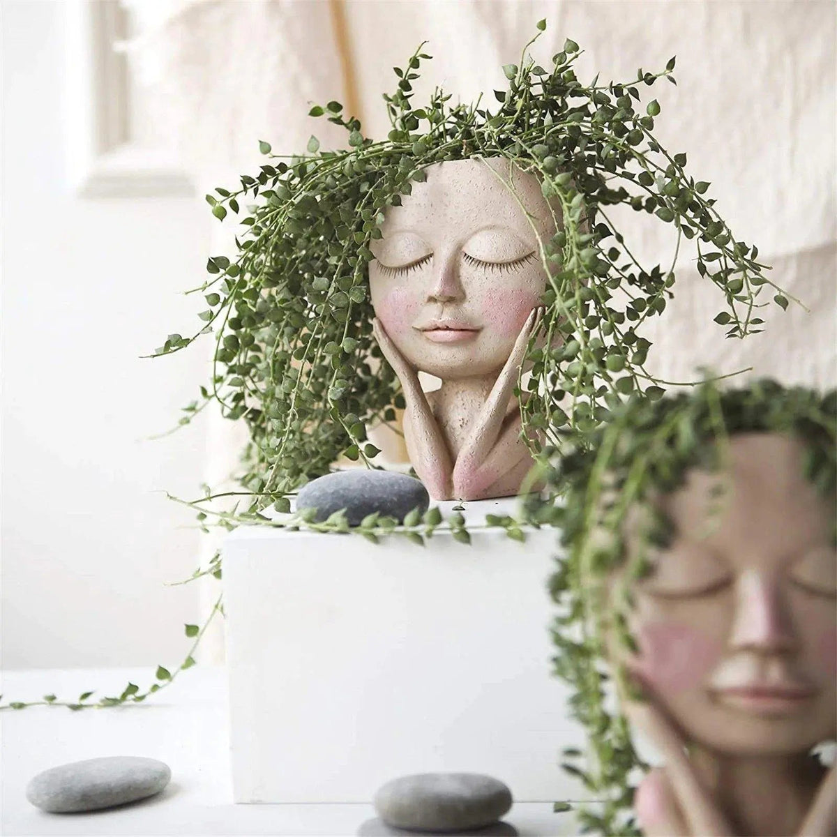 Elegant ansigtsplantekrukke i resin med kunstneriske detaljer