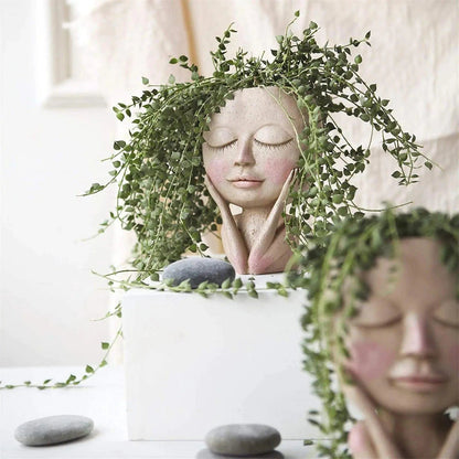 Elegant ansigtsplantekrukke i resin med kunstneriske detaljer