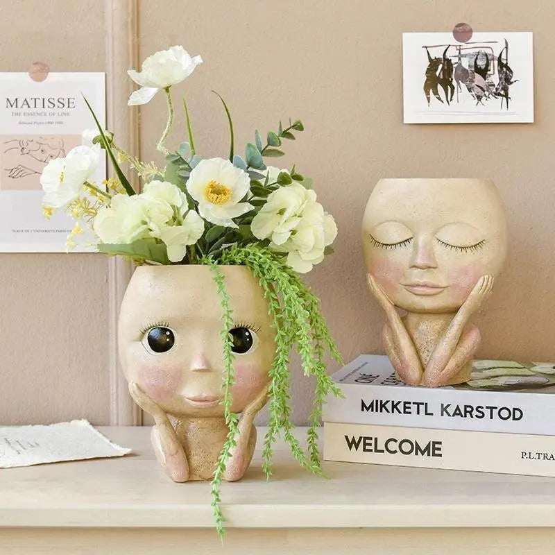Elegant ansigtsplantekrukke i resin med kunstneriske detaljer