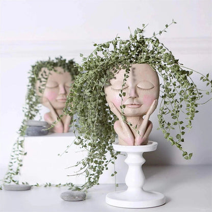 Elegant ansigtsplantekrukke i resin med kunstneriske detaljer