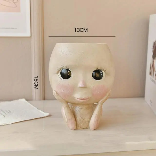 Elegant ansigtsplantekrukke i resin med kunstneriske detaljer
