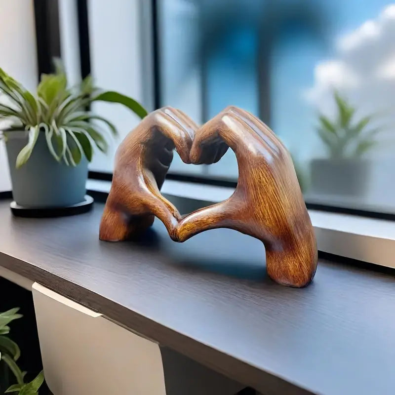 Elegant hjertefigur i resin med glat finish og gaveæske