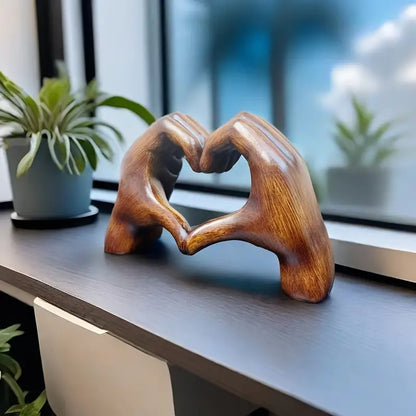 Elegant hjertefigur i resin med glat finish og gaveæske