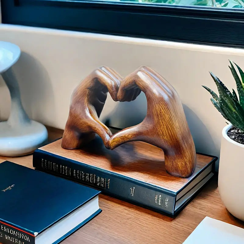 Elegant hjertefigur i resin med glat finish og gaveæske