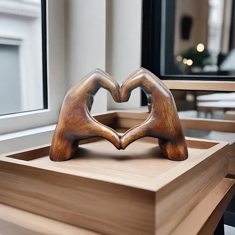 Elegant hjertefigur i resin med glat finish og gaveæske