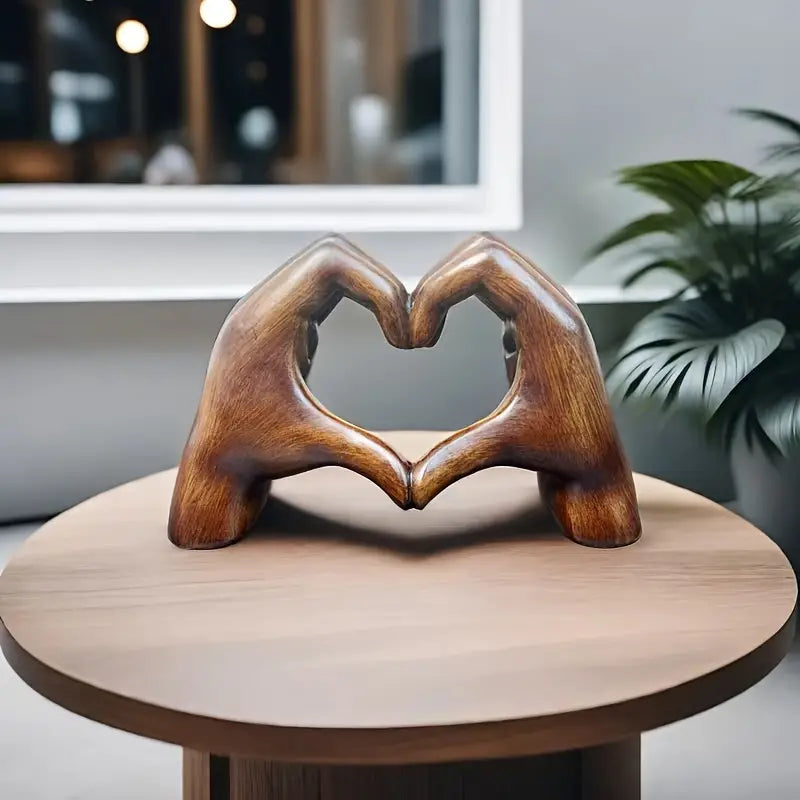 Elegant hjertefigur i resin med glat finish og gaveæske