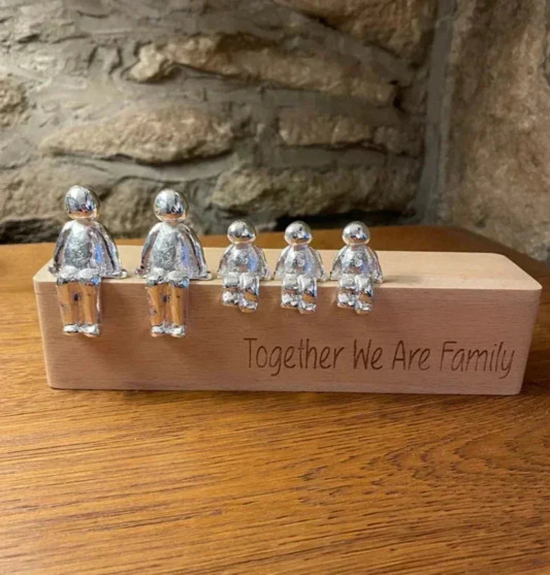 Familieskulptur – håndlavet dekorationsfigur, der symboliserer familiens sammenhold