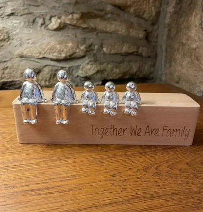 Familieskulptur – håndlavet dekorationsfigur, der symboliserer familiens sammenhold