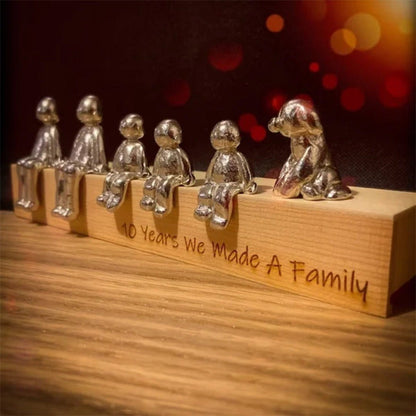 Familieskulptur – håndlavet dekorationsfigur, der symboliserer familiens sammenhold