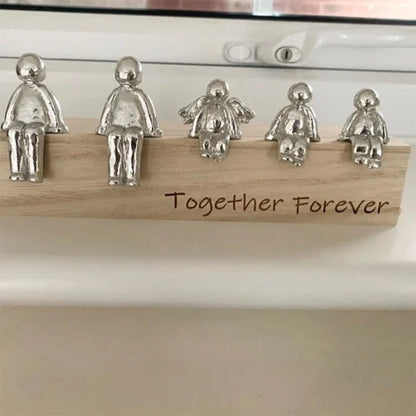 Familieskulptur – håndlavet dekorationsfigur, der symboliserer familiens sammenhold