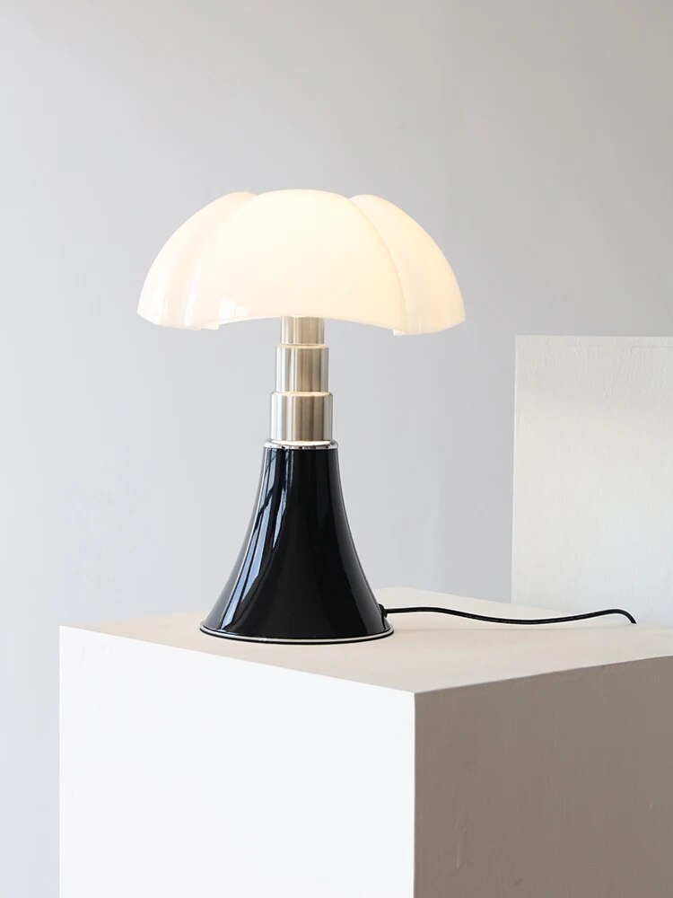 Blomstret bordlampe med varmt LED-lys og touchkontakt