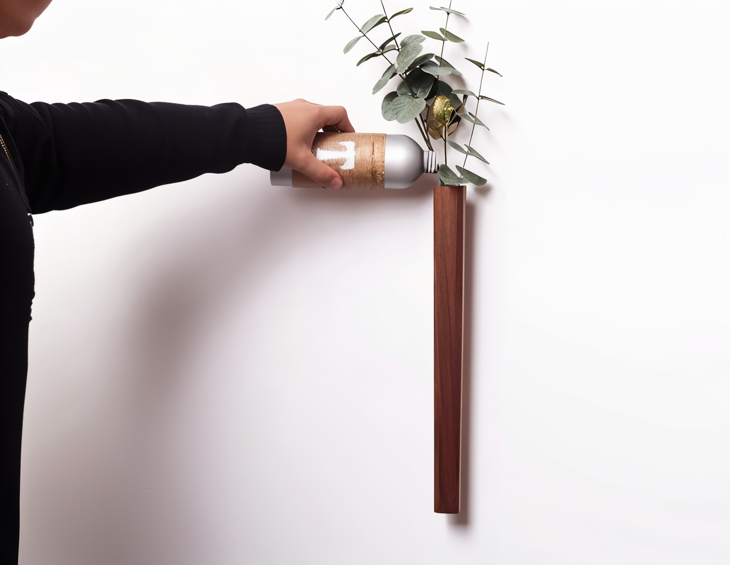 FreshFloret vægmonteret trævase i massiv bøg og valnød til blomsterdisplay