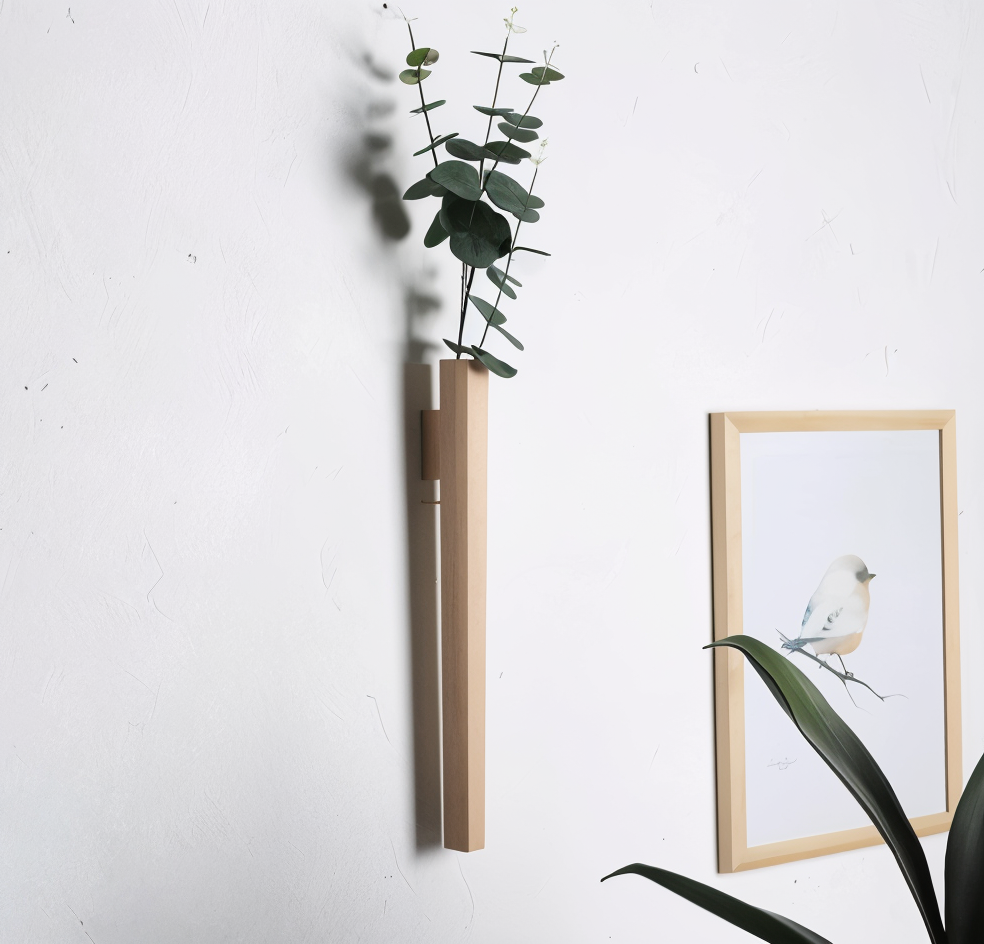 FreshFloret vægmonteret trævase i massiv bøg og valnød til blomsterdisplay