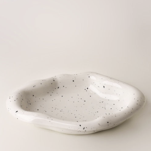 Glaseret dekorativ bakke i keramik med uregelmæssigt design