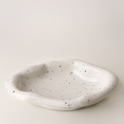 Glaseret dekorativ bakke i keramik med uregelmæssigt design
