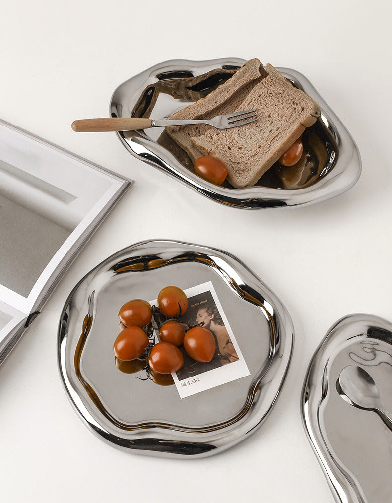 Glaseret dekorativ bakke i keramik med uregelmæssigt design