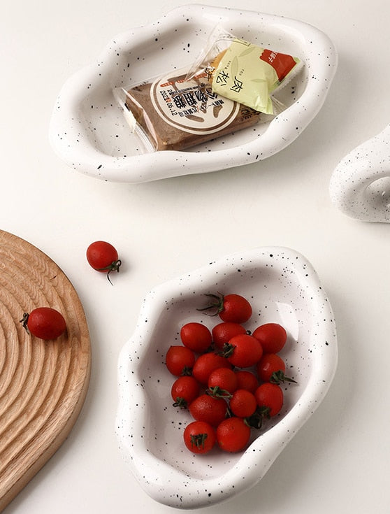 Glaseret dekorativ bakke i keramik med uregelmæssigt design