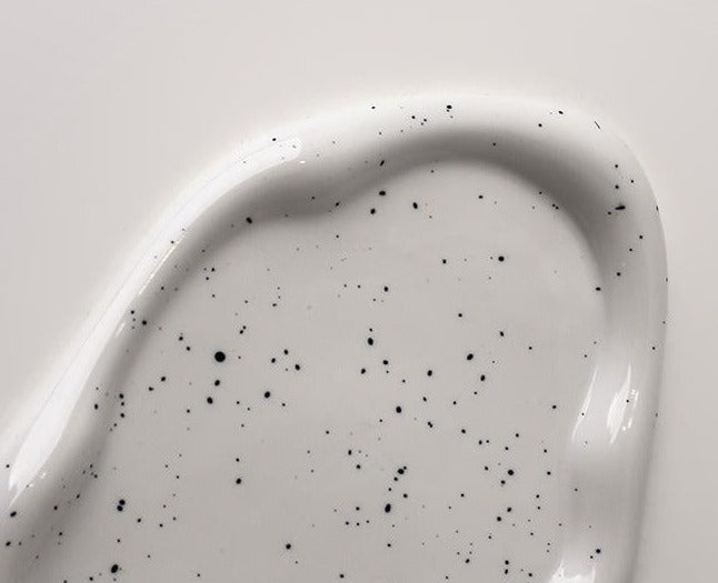 Glaseret dekorativ bakke i keramik med uregelmæssigt design