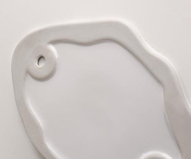 Glaseret dekorativ bakke i keramik med uregelmæssigt design