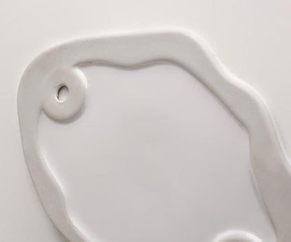 Glaseret dekorativ bakke i keramik med uregelmæssigt design