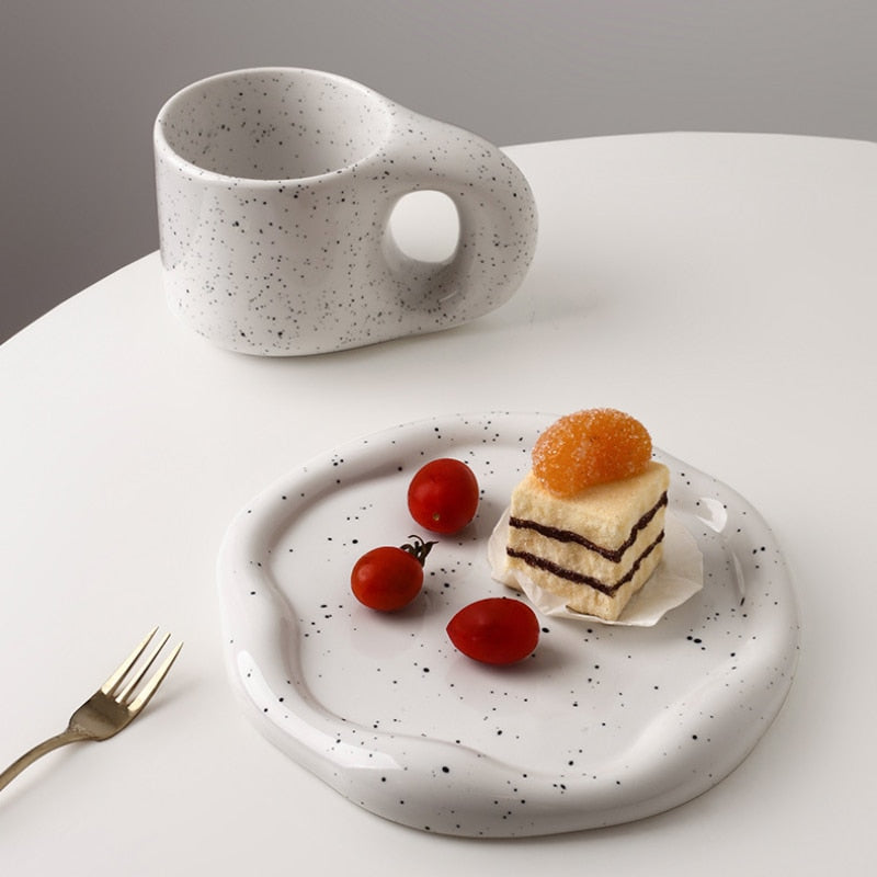 Glaseret dekorativ bakke i keramik med uregelmæssigt design